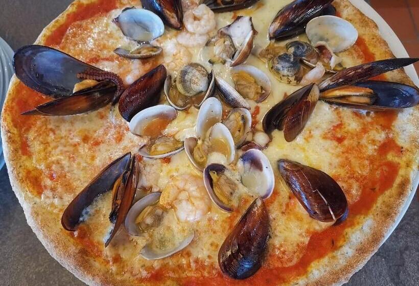 מוטל King, By R Collection Hotels