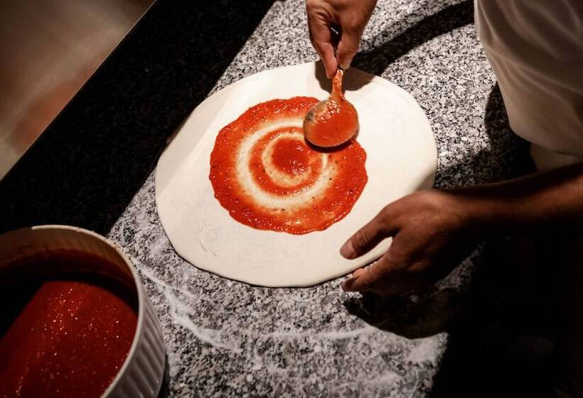 מוטל King, By R Collection Hotels