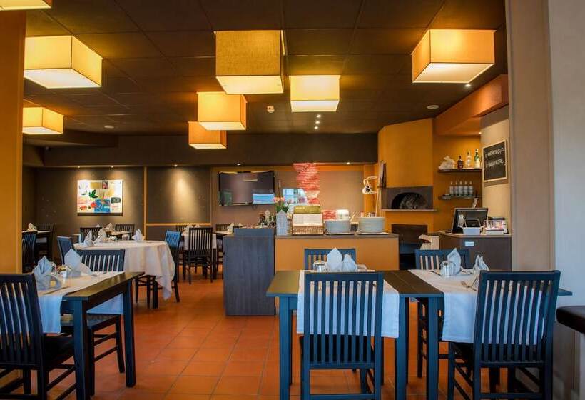 מוטל King, By R Collection Hotels