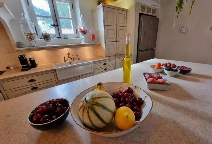 Maison Au Centre Du Village De Gordes Avec Vue Incroyable