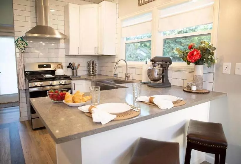 The Blue Door Bungalow   Oldtown, Well Equipped Kitchen