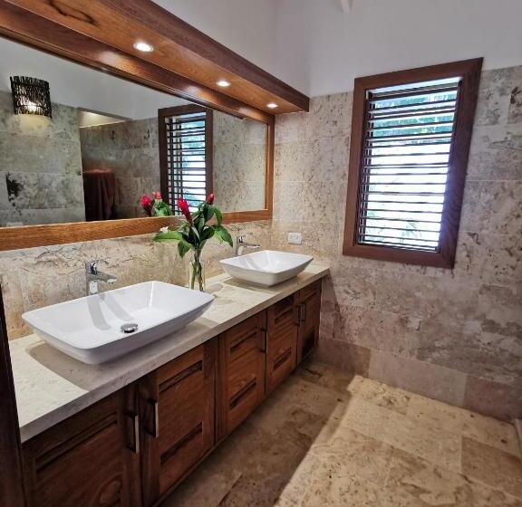 Flor De Coco, Villa Neuve, 5 Chambres, 5 Salles De Bains Et Grande Piscine à 250 Mètres De La Plage