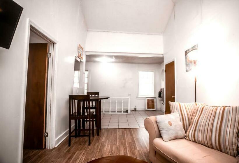 Пансион Historic Hill Apt1