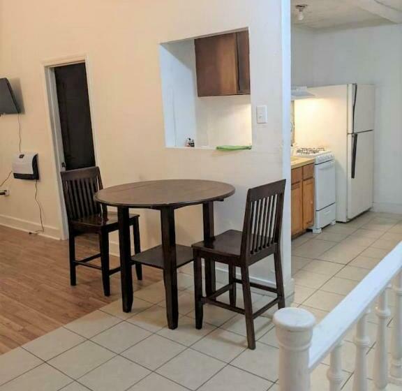 Пансион Historic Hill Apt1