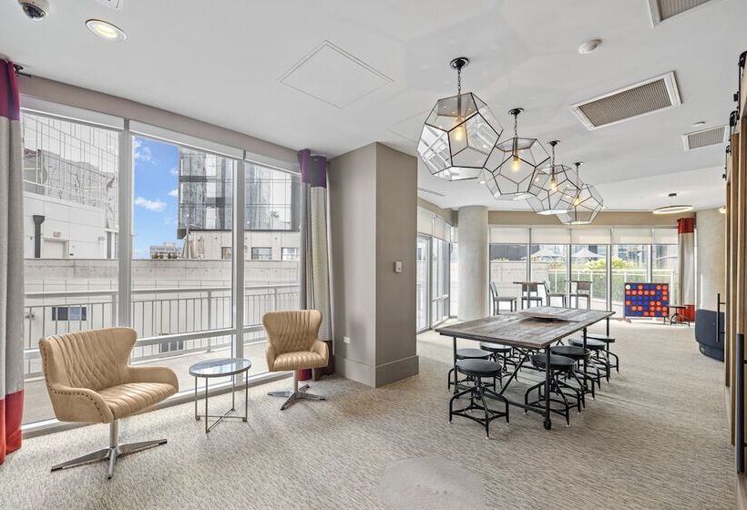 هتل Placemakr Premier Sobro