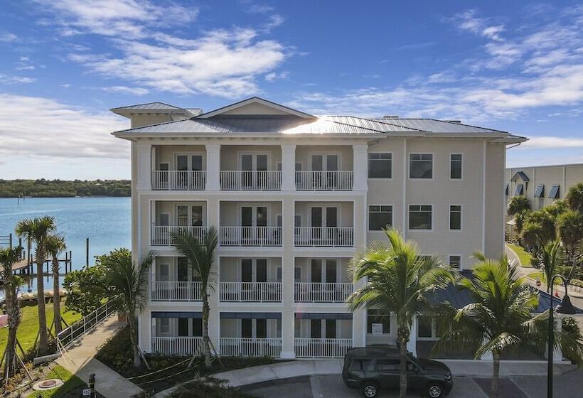 Отель The Pointe