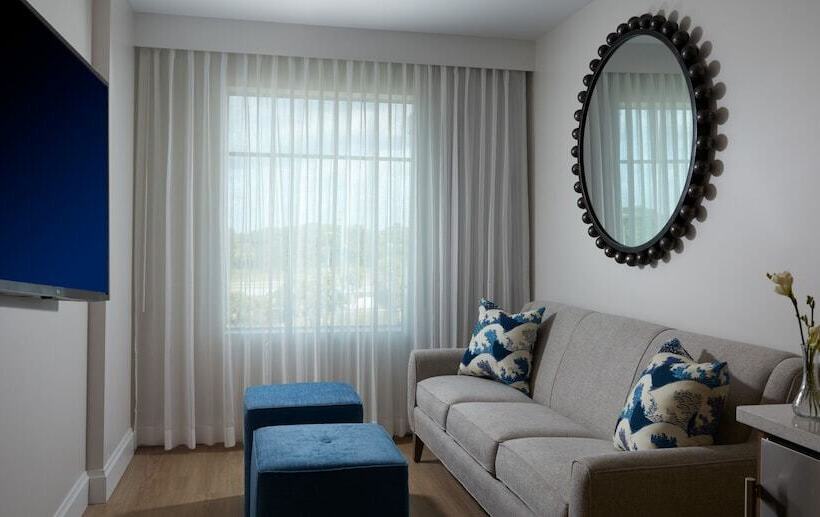 Отель The Pointe