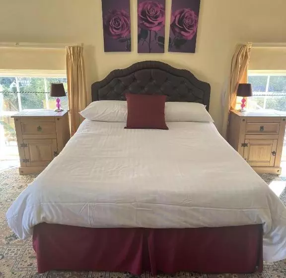 The Tontine Hotel & Bar