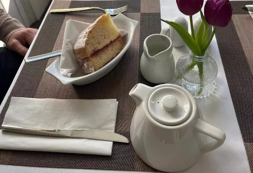 The Tontine Hotel & Bar