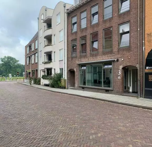 Stadshotel Aan De Ijssel In Hartje Deventer