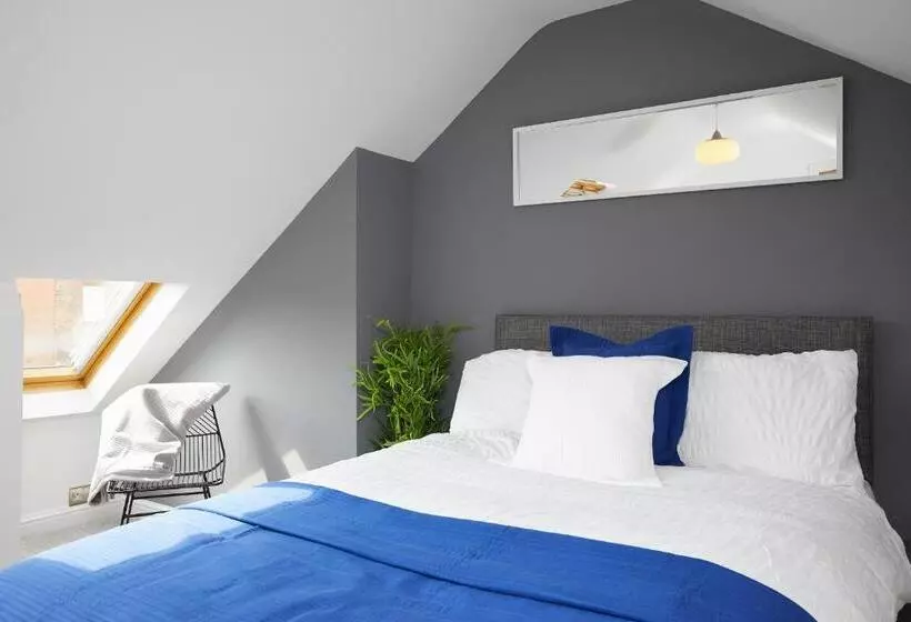 Large Derby Cathedral Town House   Sleeps 8 W Parking