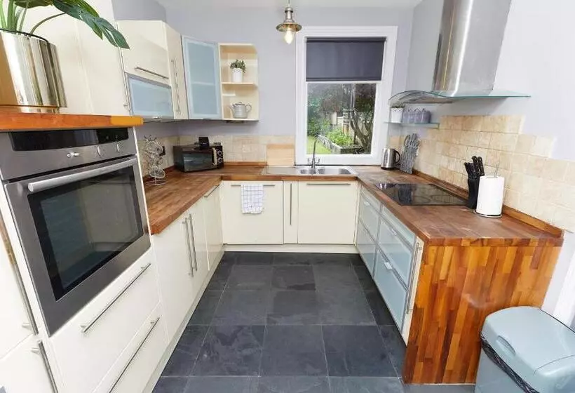 Large Derby Cathedral Town House   Sleeps 8 W Parking