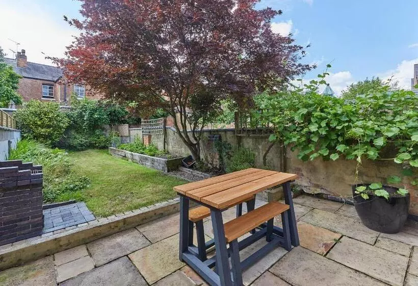 Large Derby Cathedral Town House   Sleeps 8 W Parking