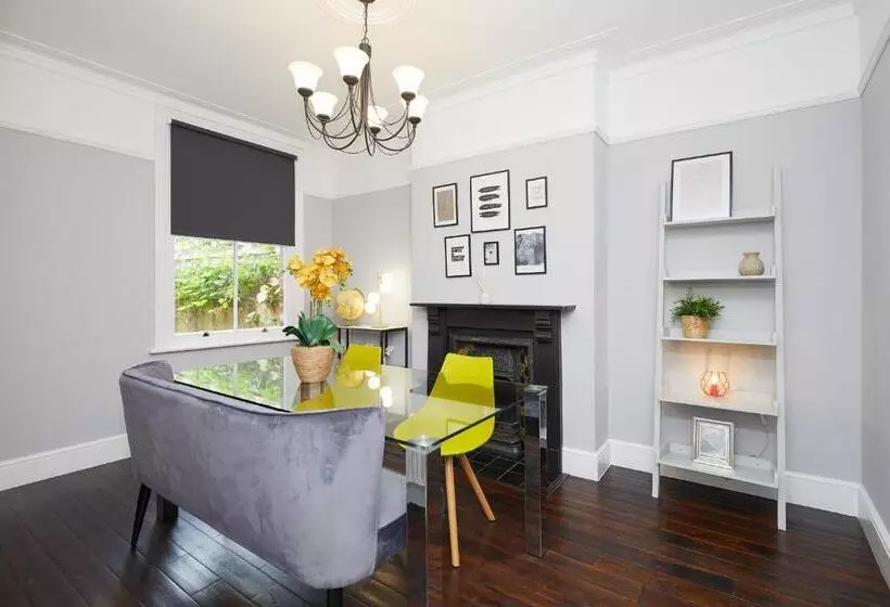 Large Derby Cathedral Town House   Sleeps 8 W Parking