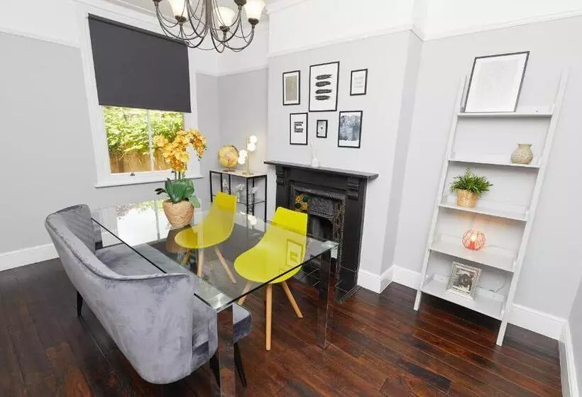 Large Derby Cathedral Town House   Sleeps 8 W Parking