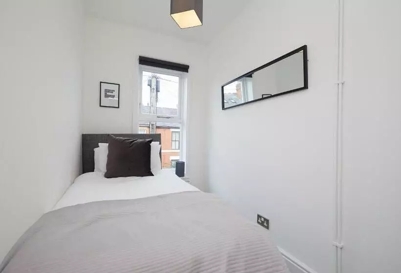 Large Derby Cathedral Town House   Sleeps 8 W Parking