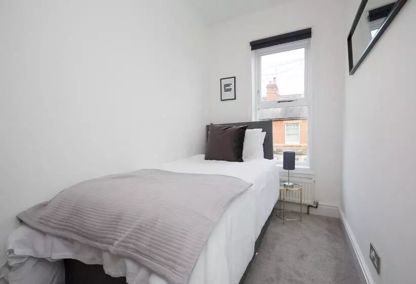Large Derby Cathedral Town House   Sleeps 8 W Parking