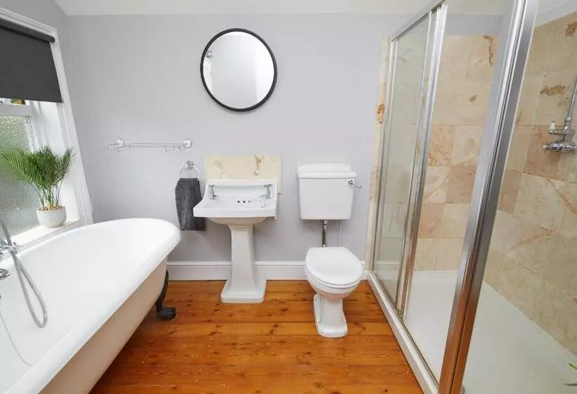 Large Derby Cathedral Town House   Sleeps 8 W Parking