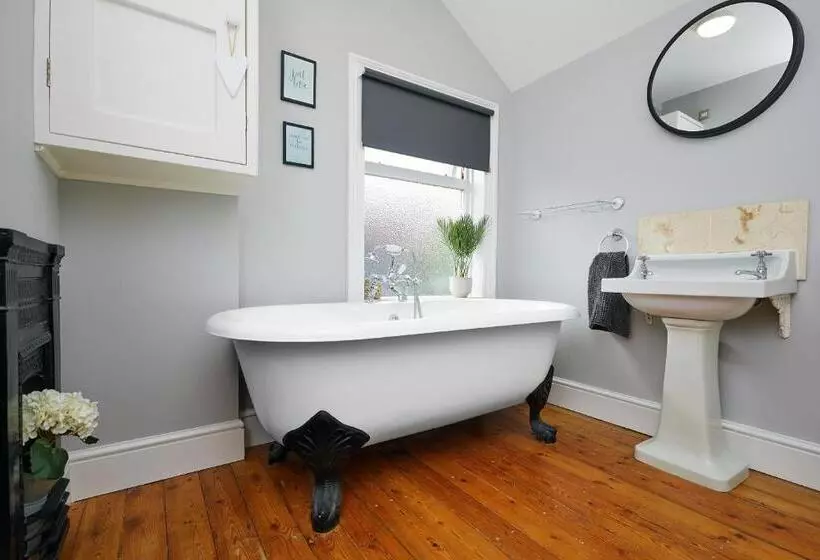 Large Derby Cathedral Town House   Sleeps 8 W Parking