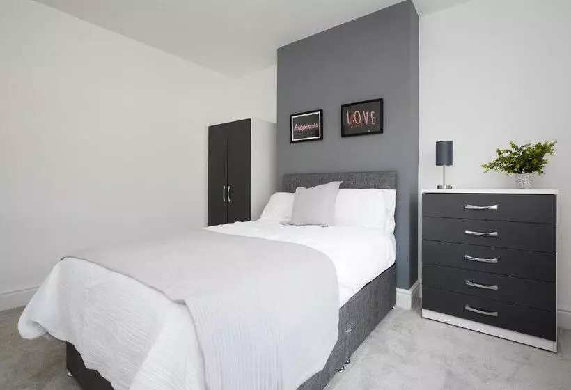 Large Derby Cathedral Town House   Sleeps 8 W Parking
