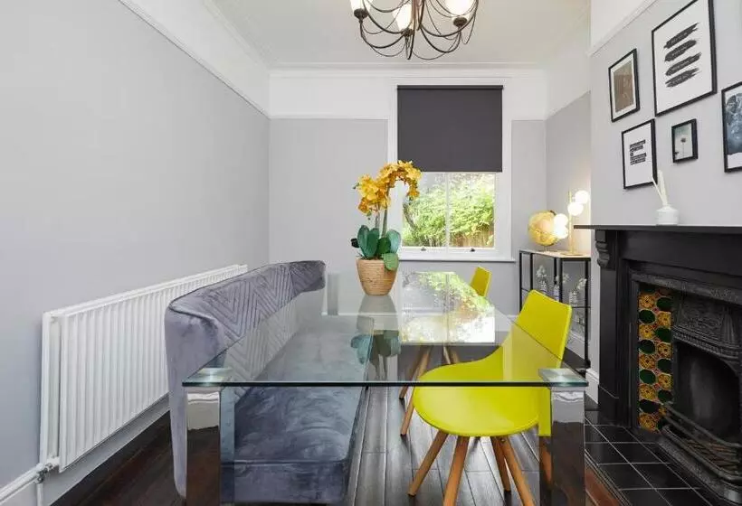 Large Derby Cathedral Town House   Sleeps 8 W Parking
