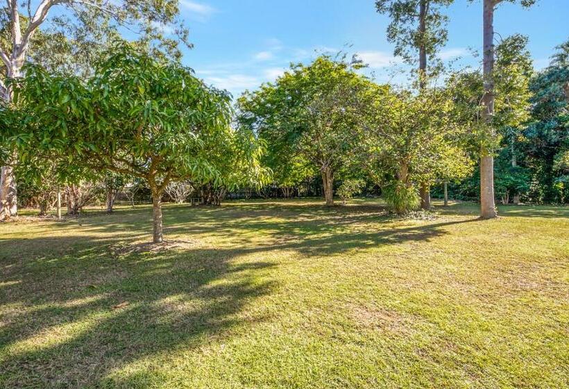 Hughes Hideaway   2br Cottage On 1 Acre W Air Con, King Beds