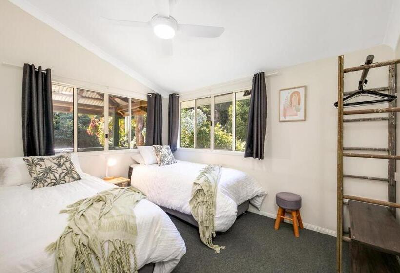 Hughes Hideaway   2br Cottage On 1 Acre W Air Con, King Beds