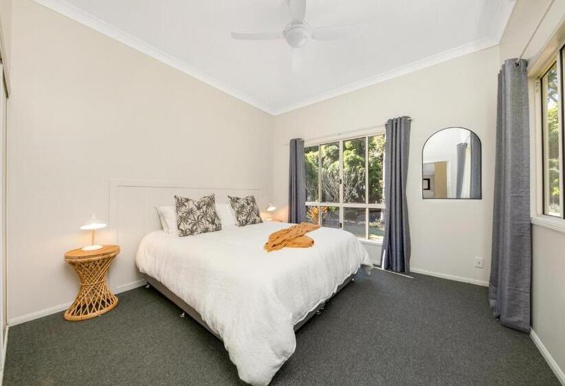 Hughes Hideaway   2br Cottage On 1 Acre W Air Con, King Beds