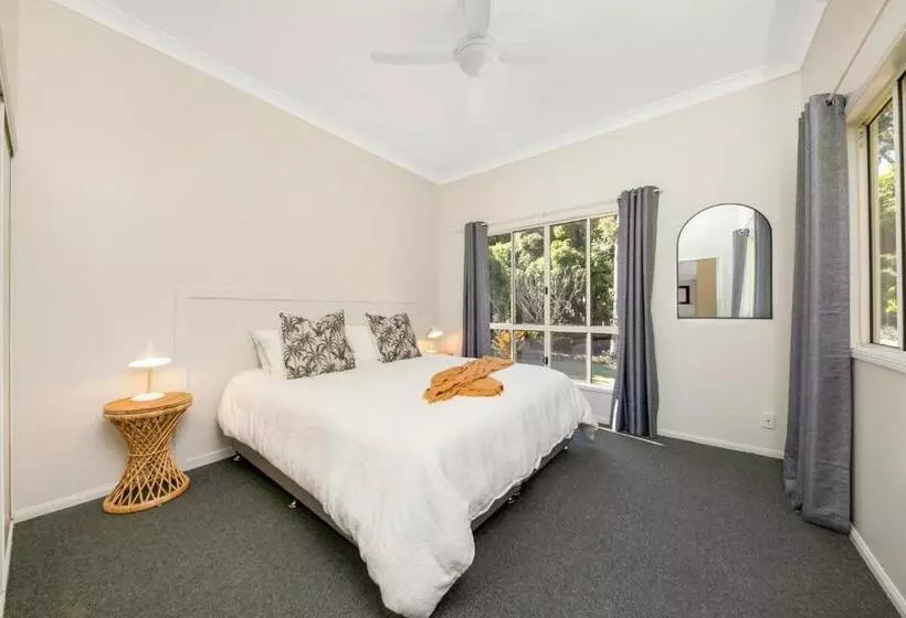 Hughes Hideaway   2br Cottage On 1 Acre W Air Con, King Beds