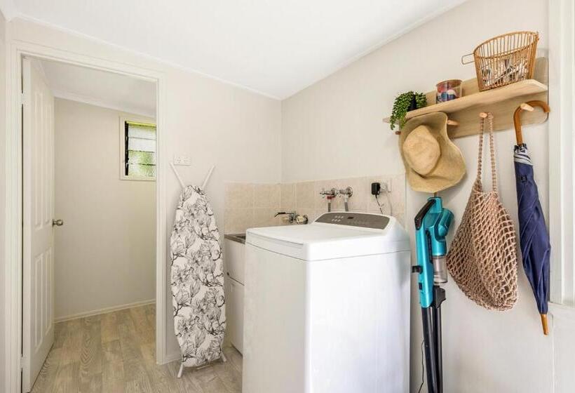 Hughes Hideaway   2br Cottage On 1 Acre W Air Con, King Beds