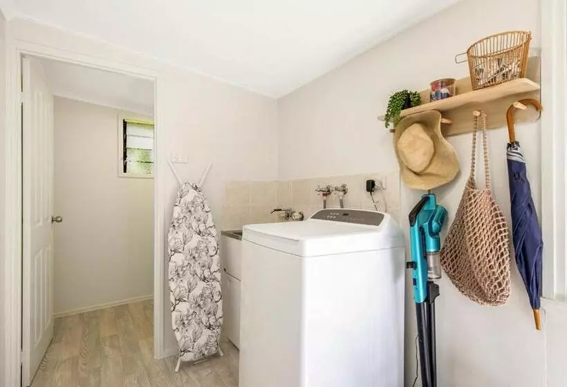 Hughes Hideaway   2br Cottage On 1 Acre W Air Con, King Beds