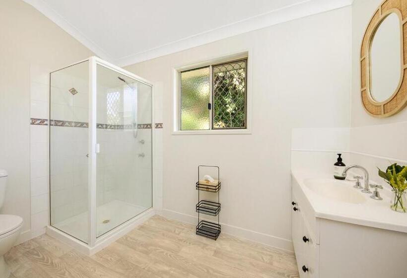 Hughes Hideaway   2br Cottage On 1 Acre W Air Con, King Beds