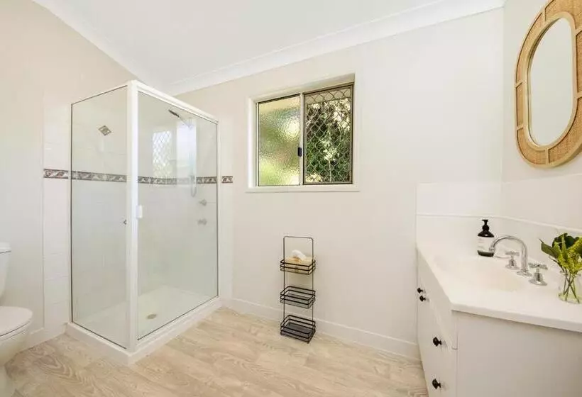 Hughes Hideaway   2br Cottage On 1 Acre W Air Con, King Beds