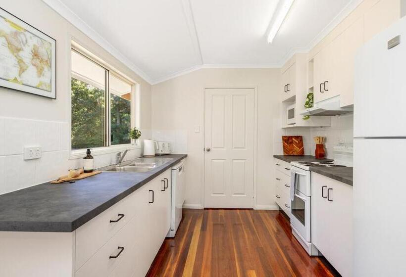 Hughes Hideaway   2br Cottage On 1 Acre W Air Con, King Beds