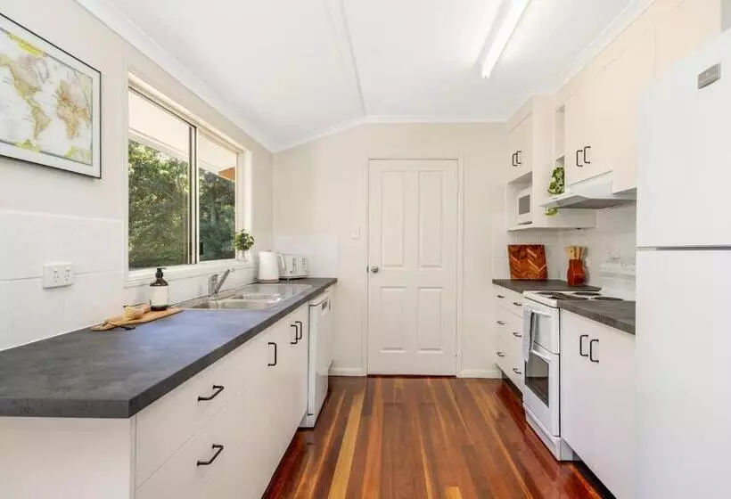 Hughes Hideaway   2br Cottage On 1 Acre W Air Con, King Beds