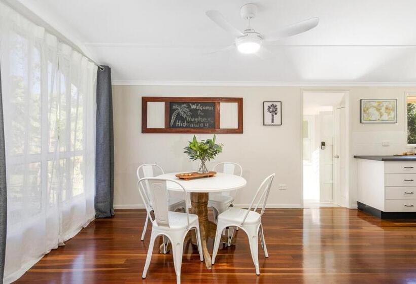 Hughes Hideaway   2br Cottage On 1 Acre W Air Con, King Beds