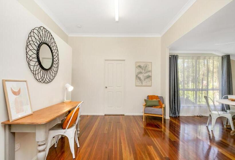 Hughes Hideaway   2br Cottage On 1 Acre W Air Con, King Beds