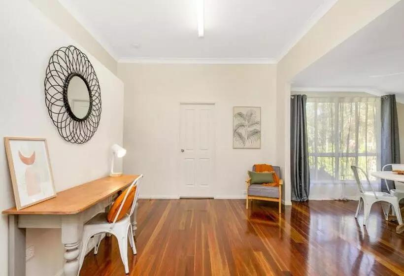 Hughes Hideaway   2br Cottage On 1 Acre W Air Con, King Beds