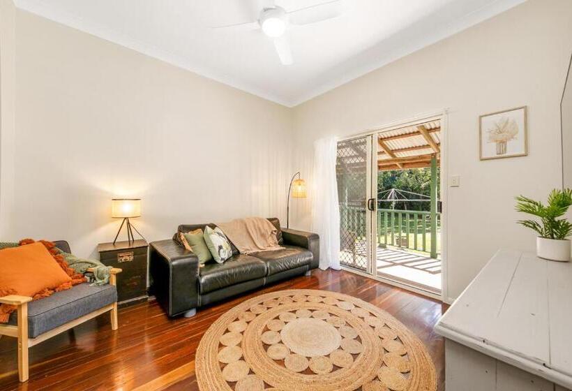 Hughes Hideaway   2br Cottage On 1 Acre W Air Con, King Beds