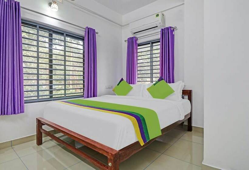 Hotel Treebo Nirupama ,750m From Aluva Railway Station