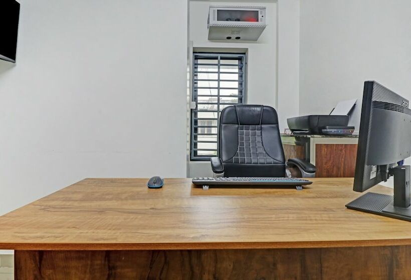 Hotel Treebo Nirupama ,750m From Aluva Railway Station