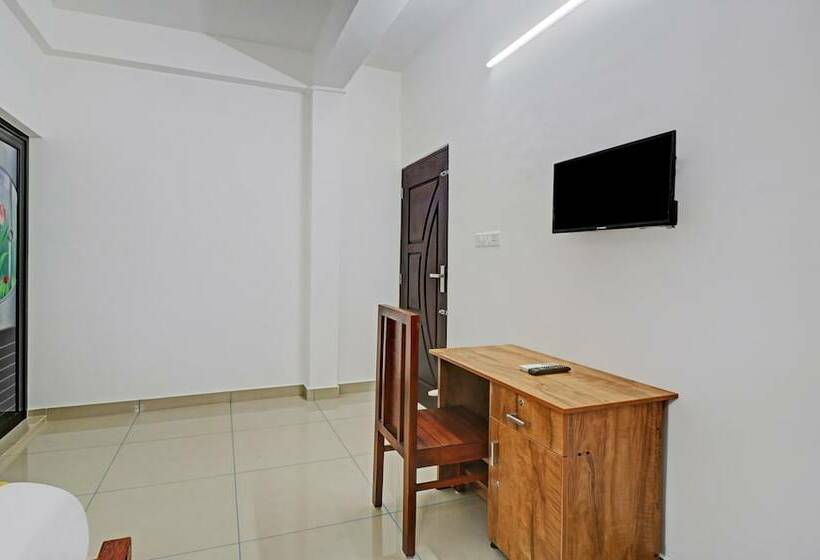 Hotel Treebo Nirupama ,750m From Aluva Railway Station