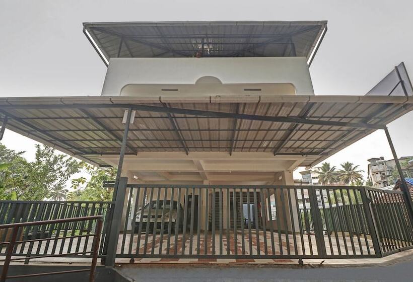 Hotel Treebo Nirupama ,750m From Aluva Railway Station