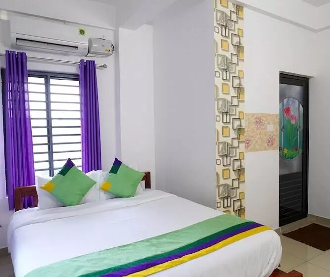 Hotelli Treebo Nirupama ,750m From Aluva Railway Station