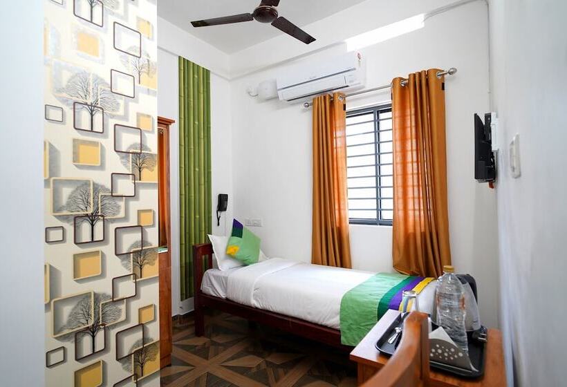 Hotel Treebo Nirupama ,750m From Aluva Railway Station