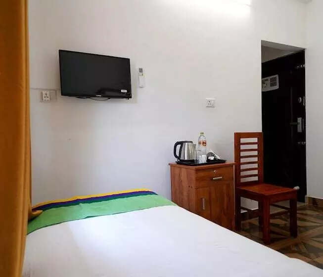 Hotelli Treebo Nirupama ,750m From Aluva Railway Station