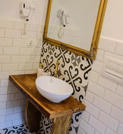 Majatalo Casa De Sub Munte