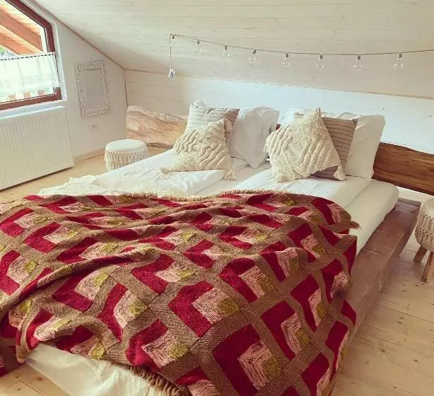 Majatalo Casa De Sub Munte