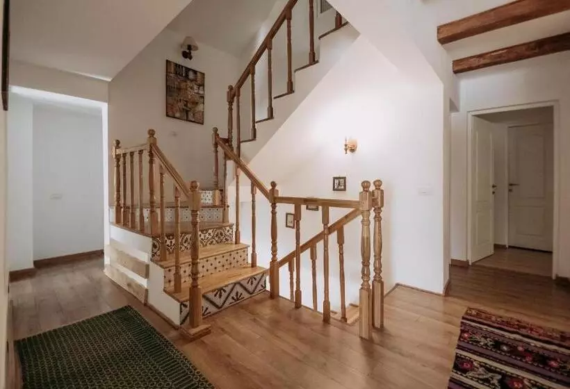 Majatalo Casa De Sub Munte