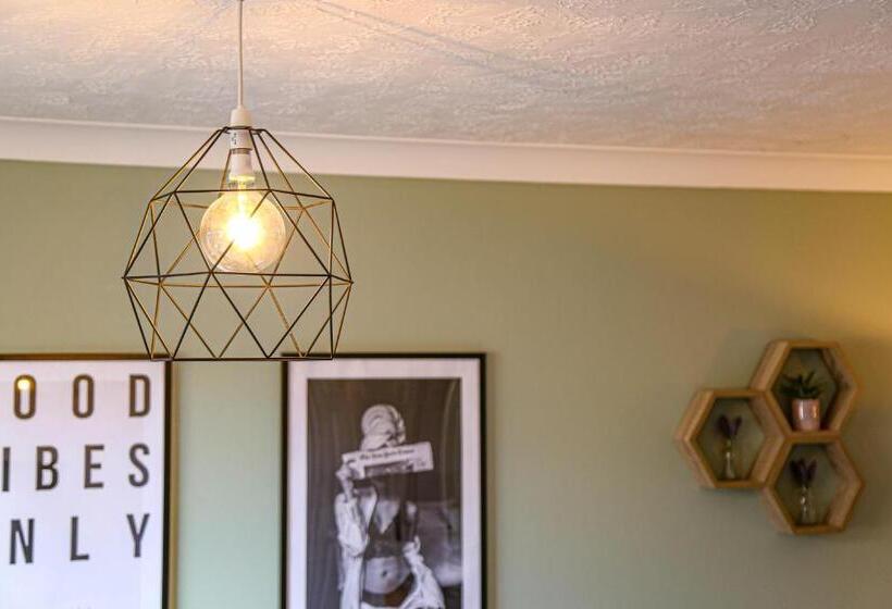 Tattenhoe House With Free Parking, Fast Wifi, Garden And Smart Tv By Yoko Property